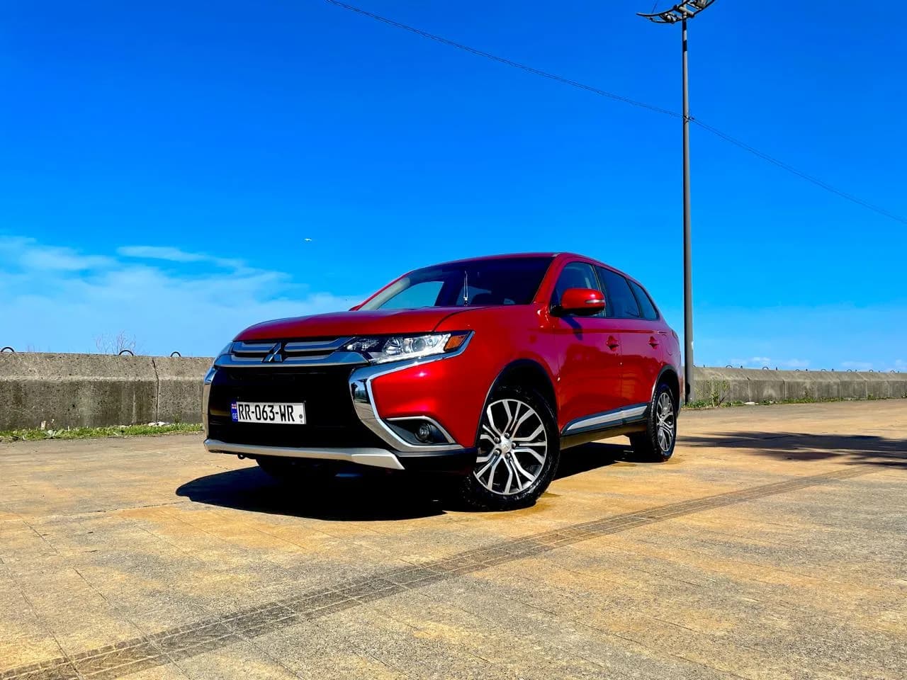იქირავე MITSUBISHI OUTLANDER (7 SEATER SUV)