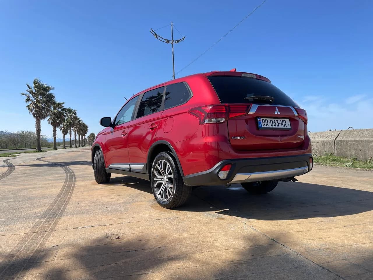 MITSUBISHI OUTLANDER (7 SEATER SUV) photo 3