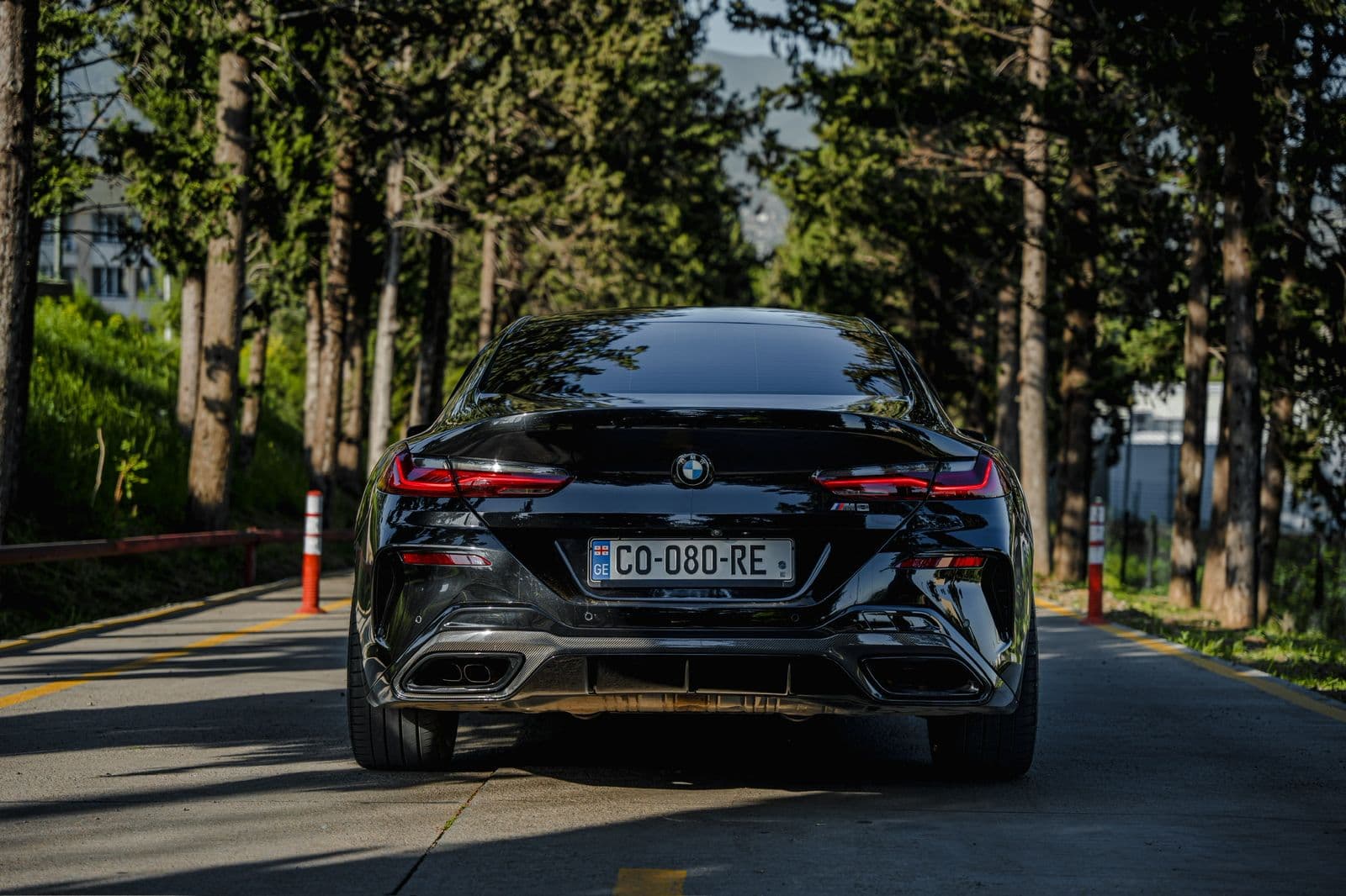 BMW M850 I view 4