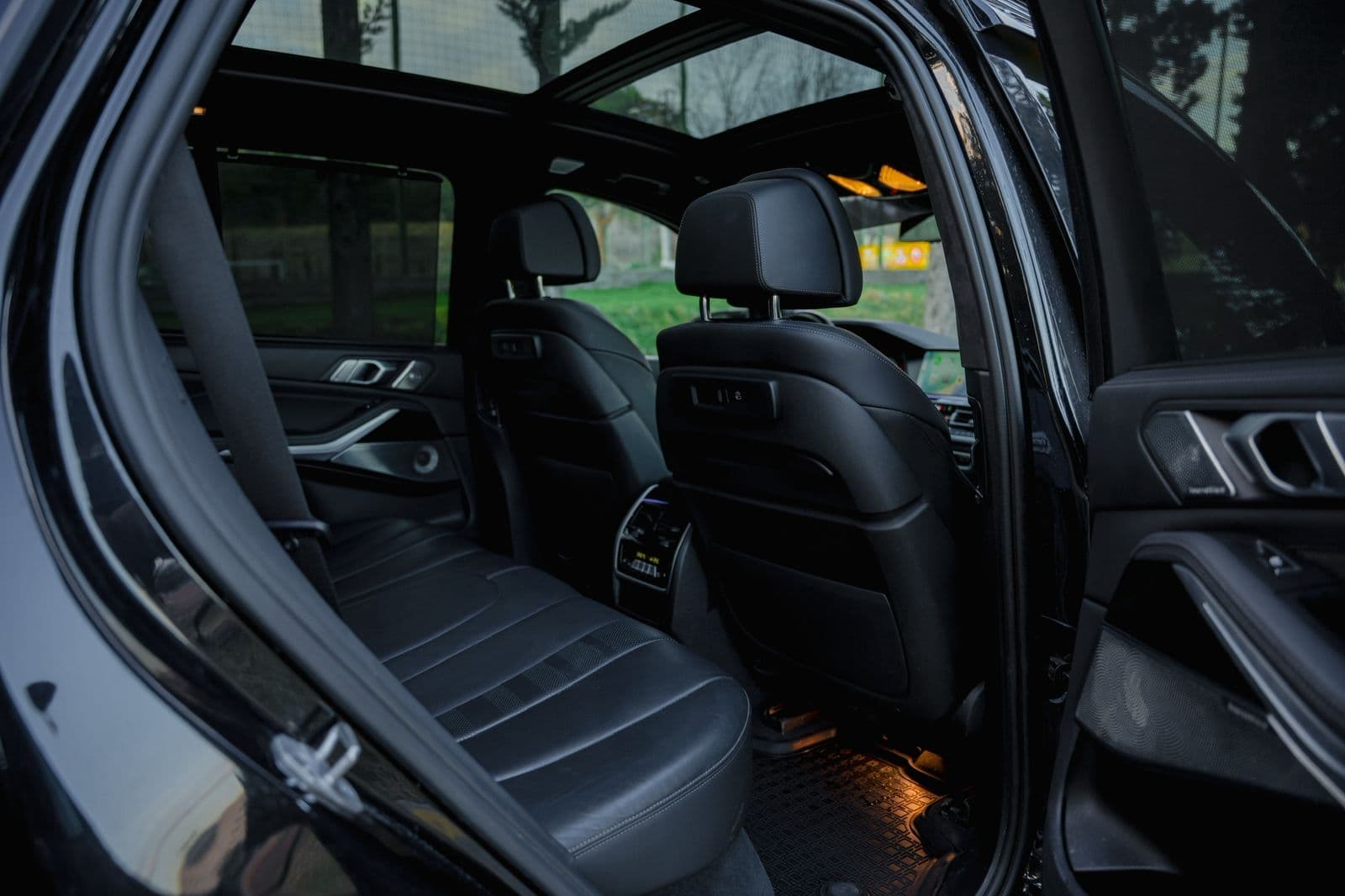 Bmw x5 m50i 2021 view 3