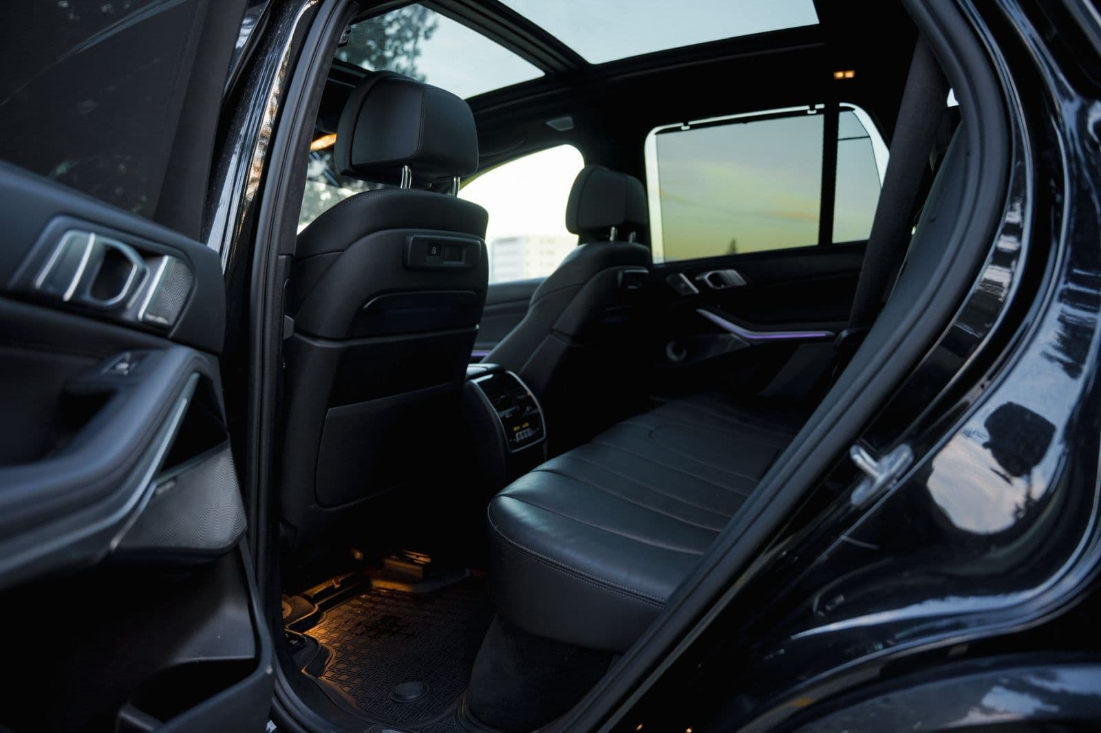 Bmw x5 m50i 2021 view 4