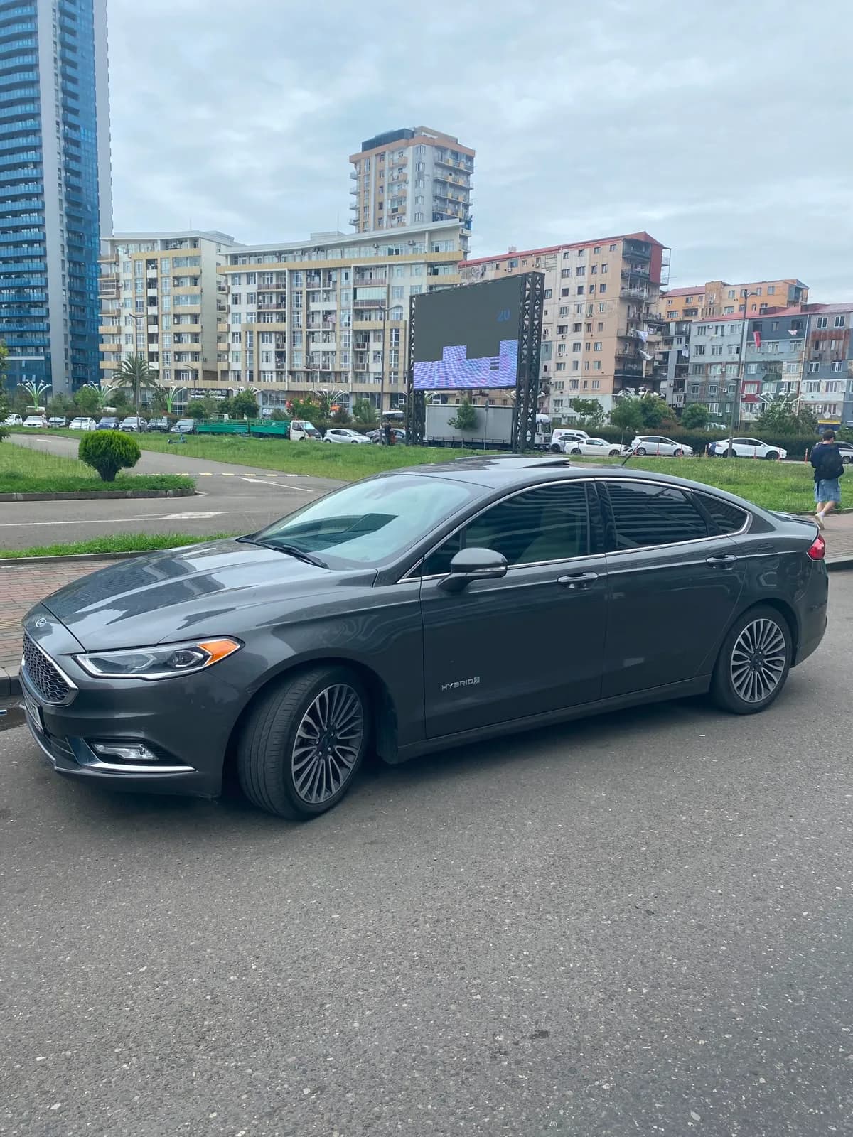 FORD FUSION PLATINUM photo 2