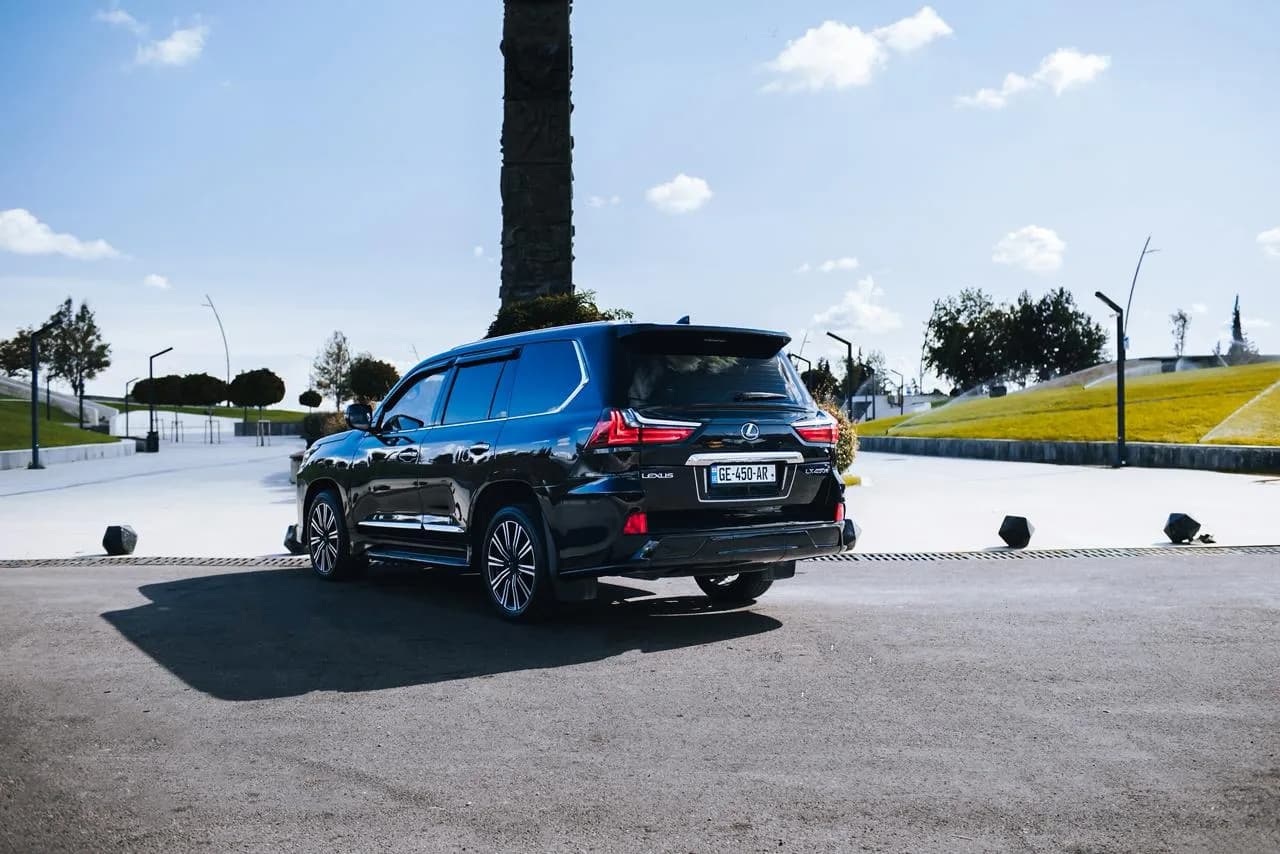 Lexus LX 450 2020 view 3