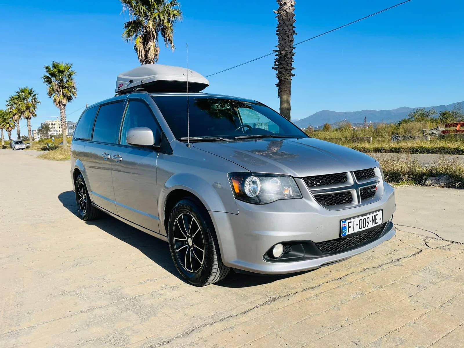 DODGE GRAND CARAVAN (7 SEATER) photo 2