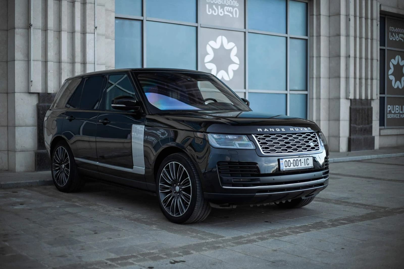 Range rover vogue 2020 view 2