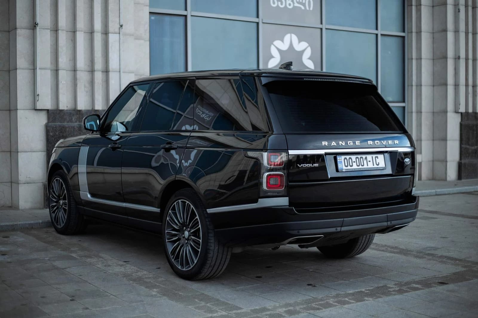 Range rover vogue 2020 view 3