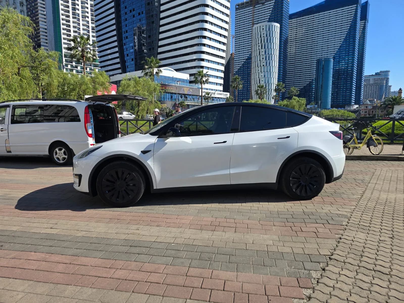 იქირავე TESLA MODEL Y