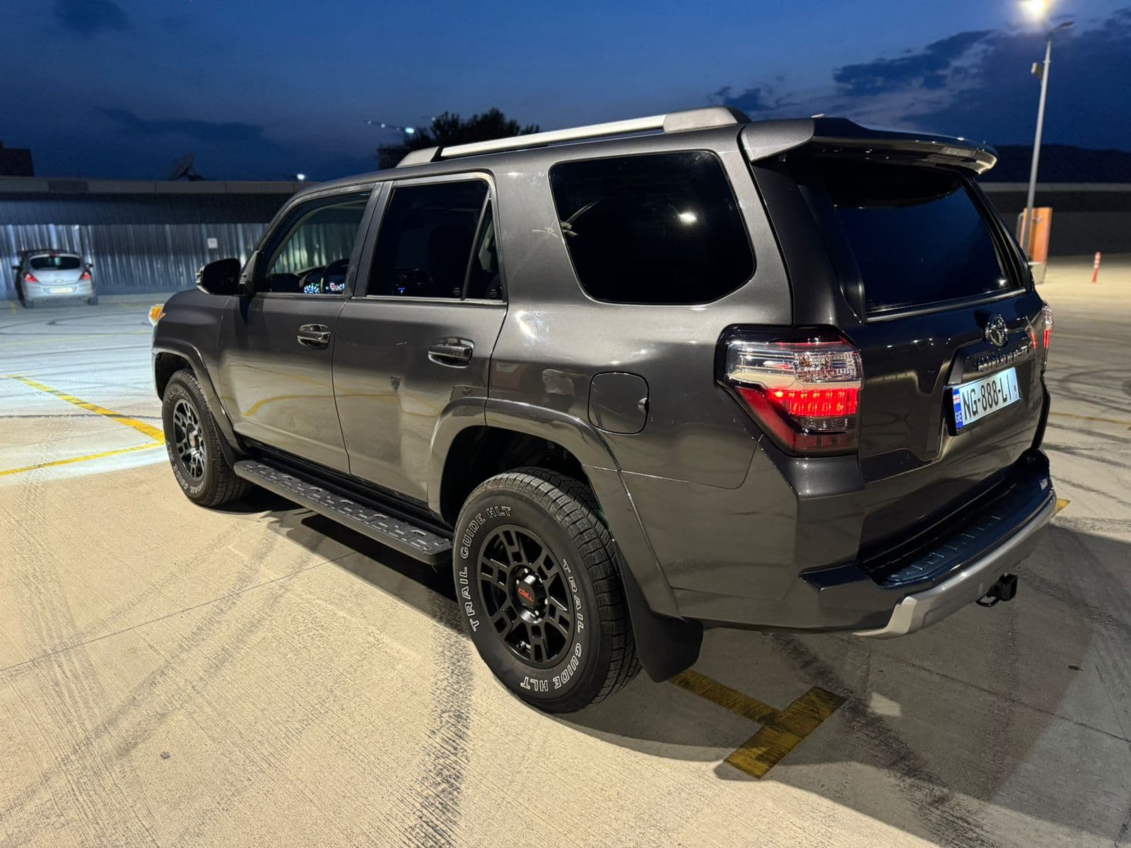 Toyota 4runner 2020 view 3