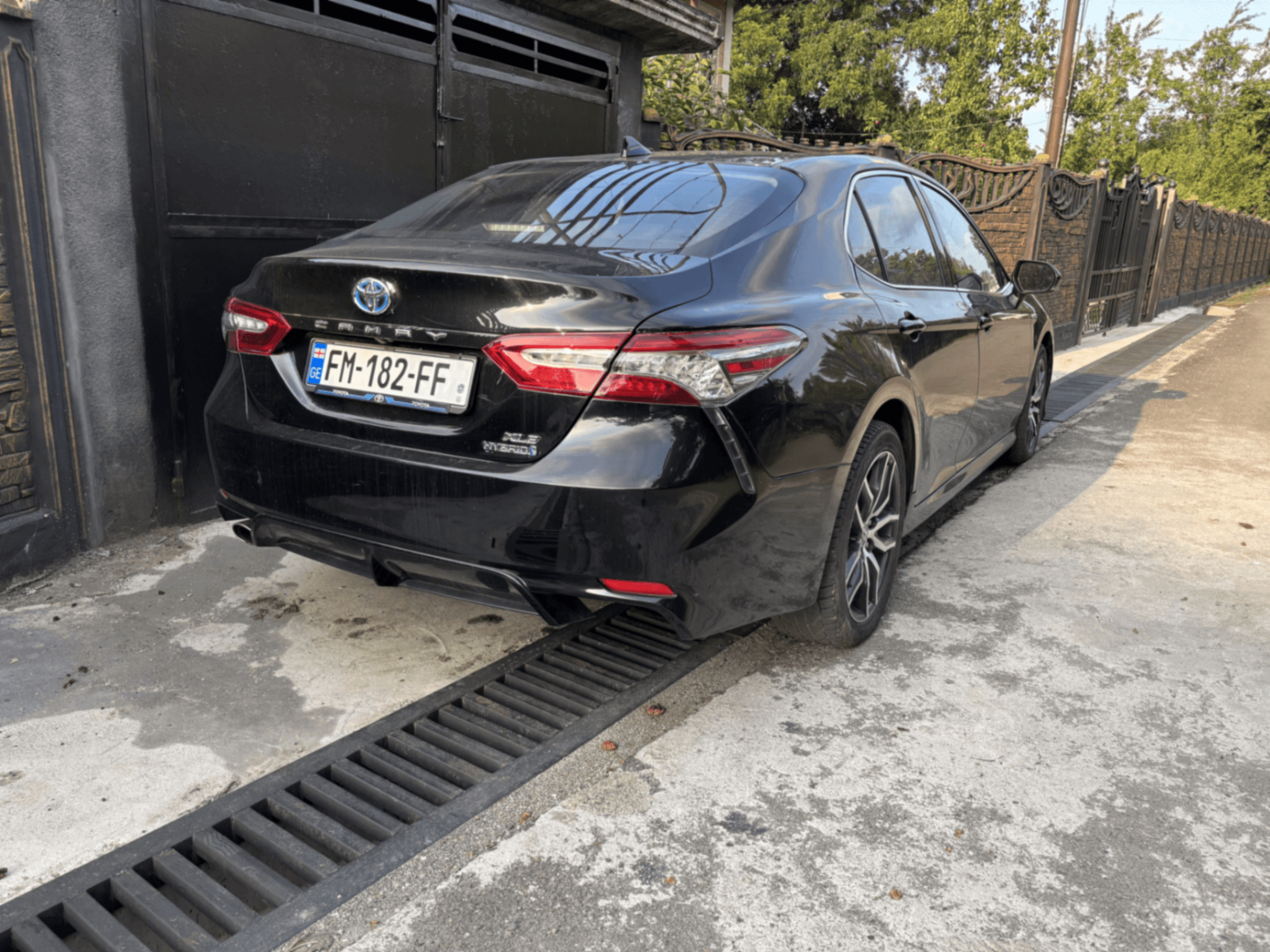 TOYOTA CAMRY HYBRID photo 2