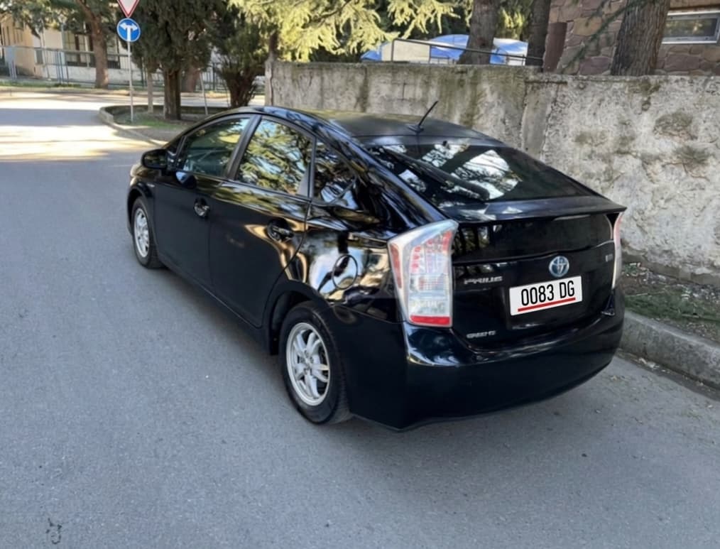 Rent Toyota Prius in Kutaisi — photo 3