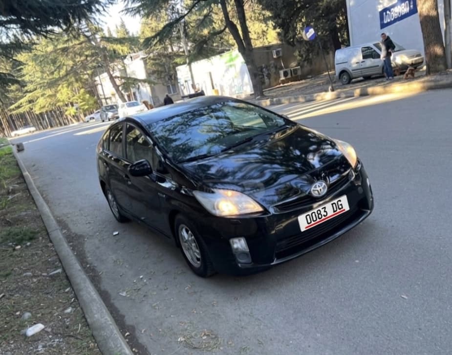 Rent Toyota prius