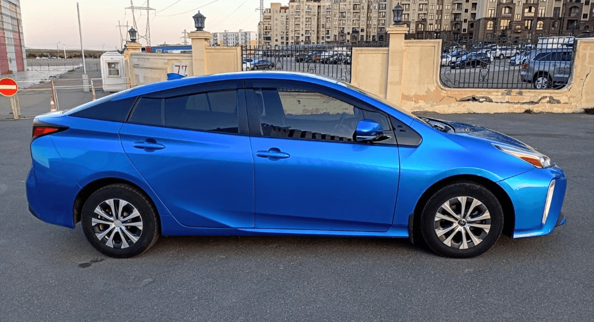 Rent Toyota  Prius  in Tbilisi — photo 2
