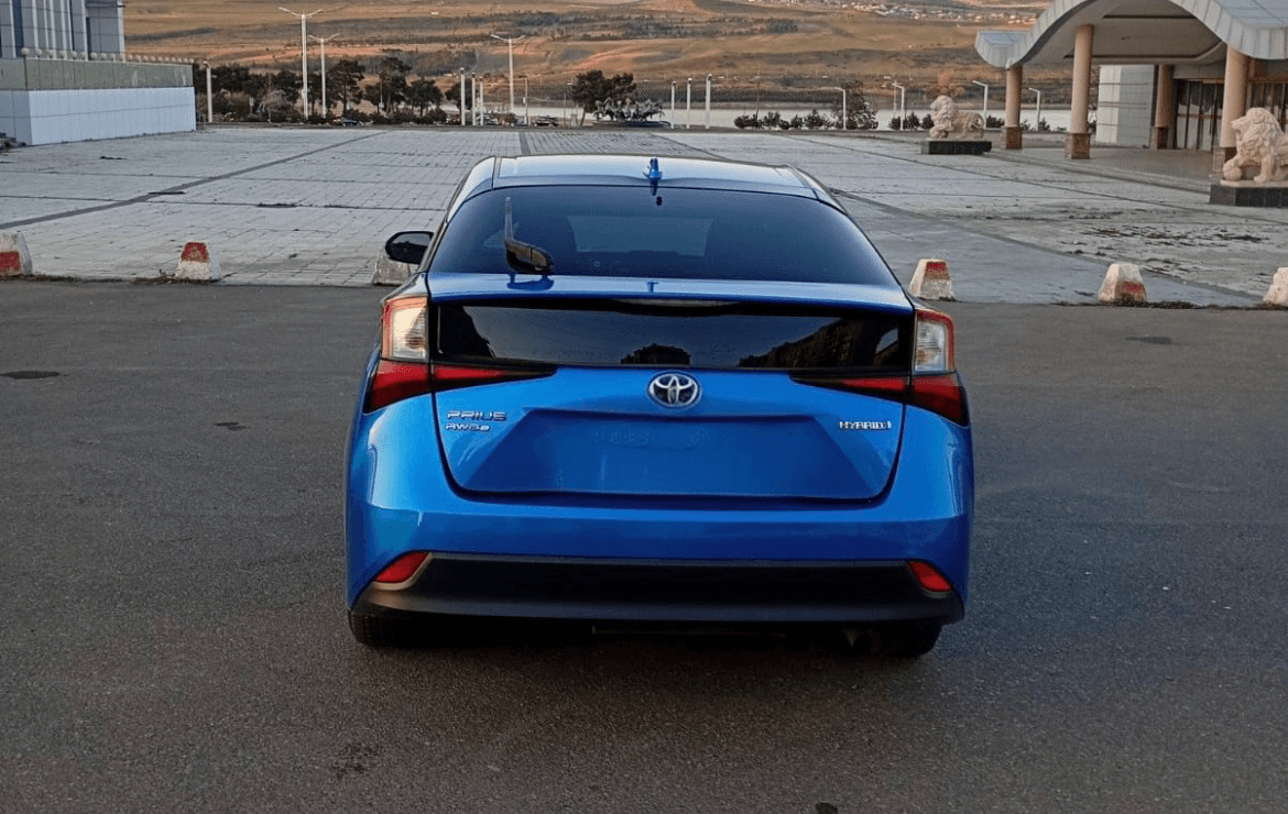Rent Toyota  Prius  in Tbilisi — photo 3