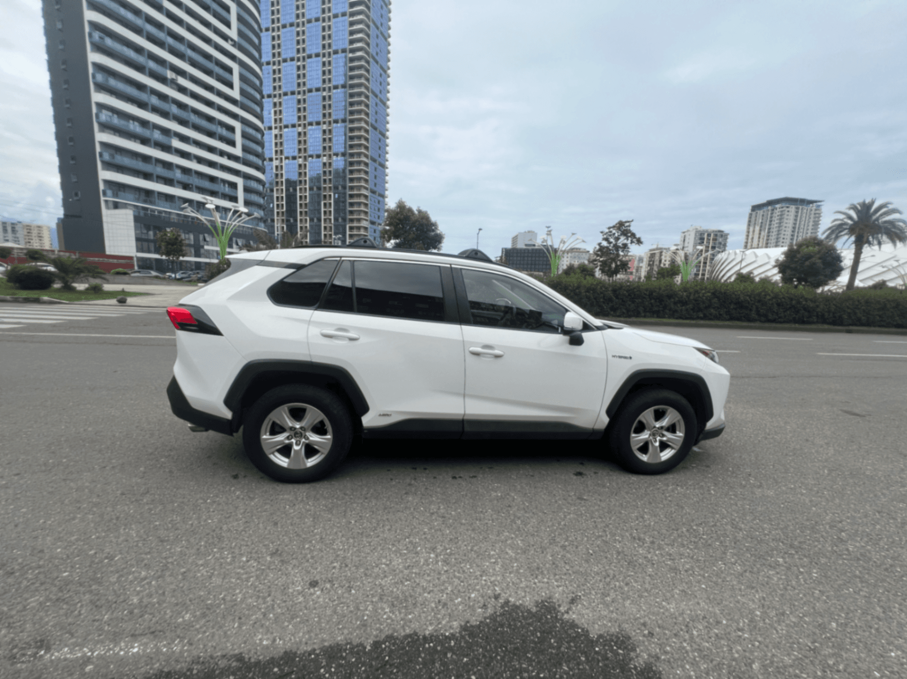 Toyota RAV4 Hybrid (4x4) 2020 photo 2